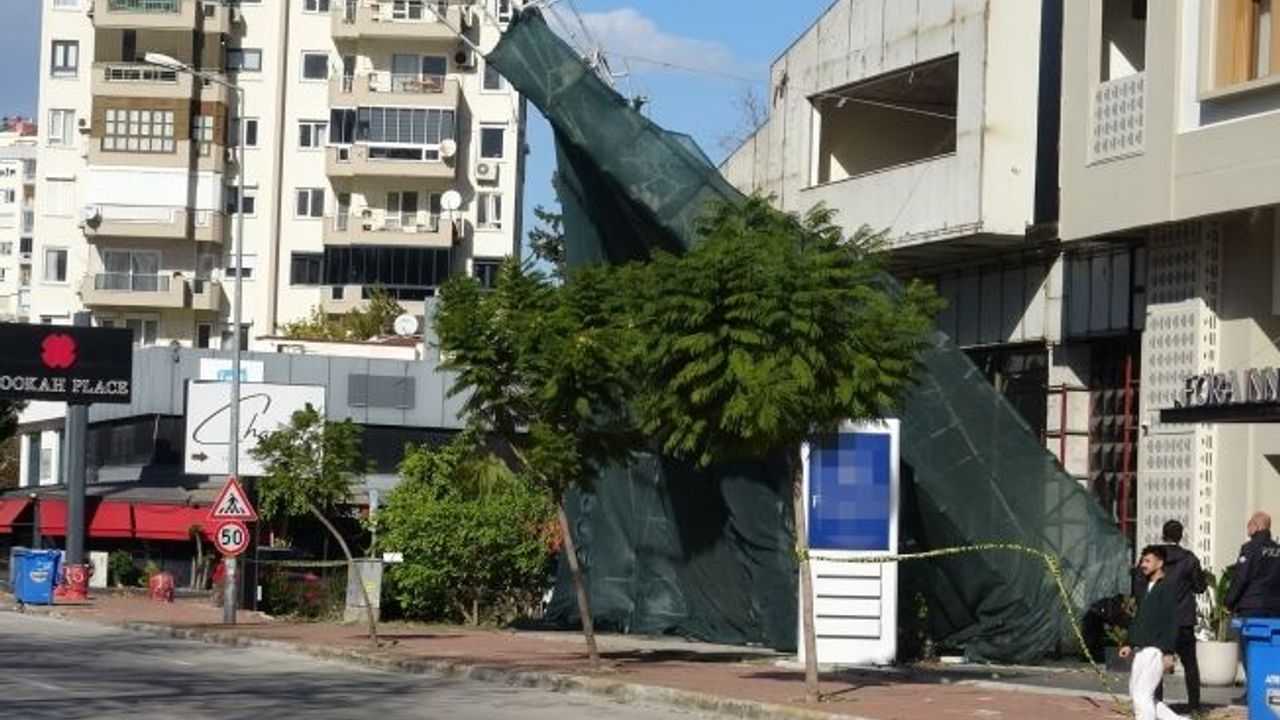 Antalya'da şiddetli rüzgar inşaat iskelesini yerinden söktü