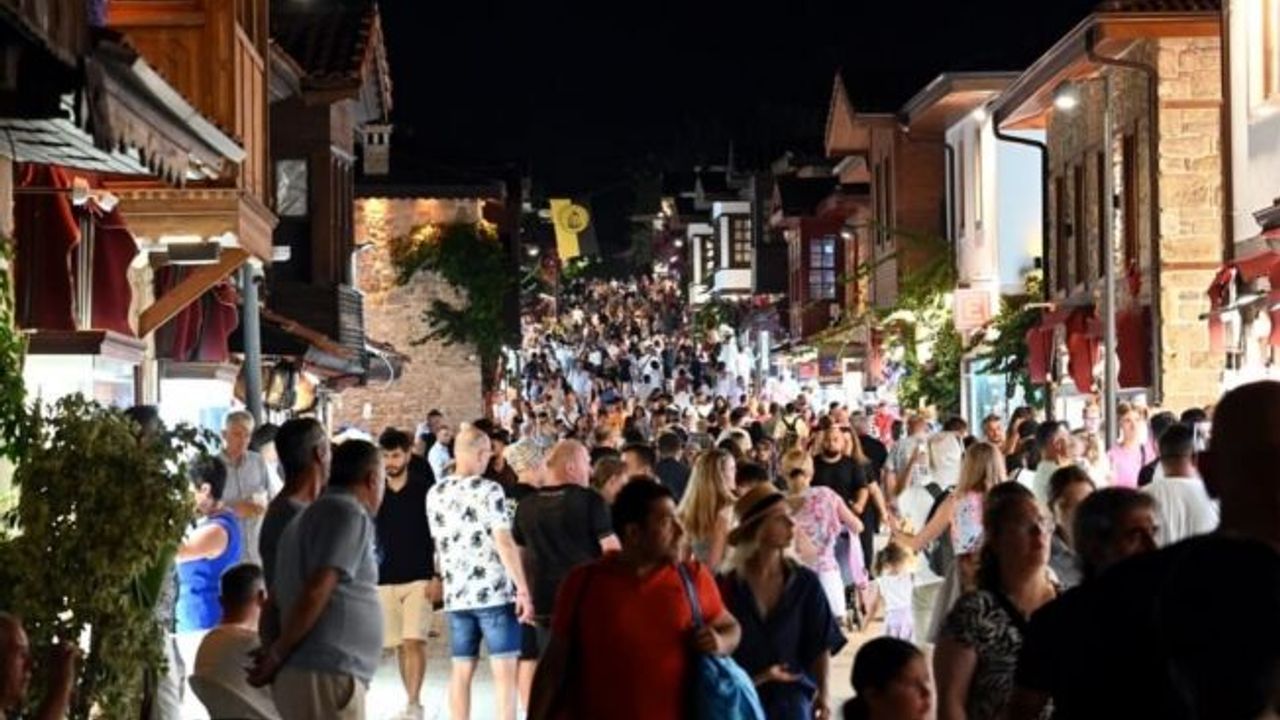 Bakan Ersoy: "Antalya, 2025 yılında 17 milyon 122 bin 548 ziyaretçiyi ağırladı"