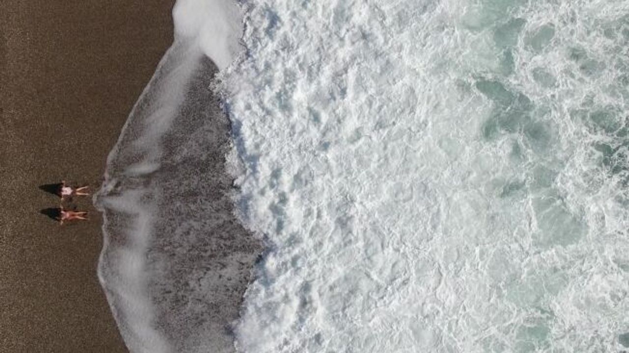 Bir hafta aradan sonra güneşi gören Antalyalılar sahile akın etti