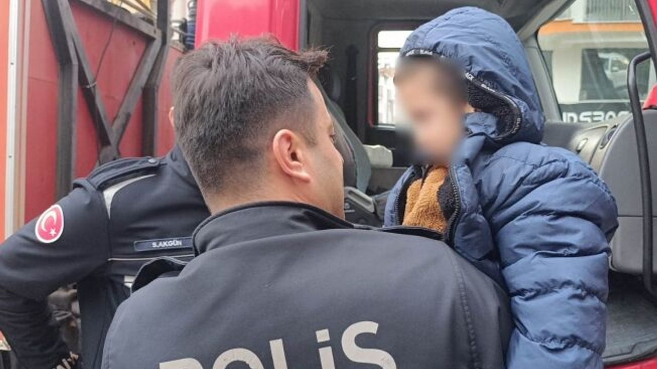 Evde tek başına bırakılan çocuk alarm verdi!