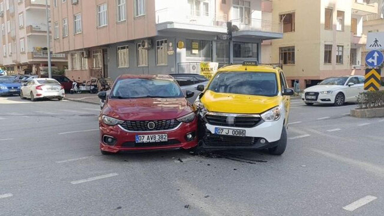 Sağa dönecekti, sola kırdı: kaza kaçınılmaz oldu!