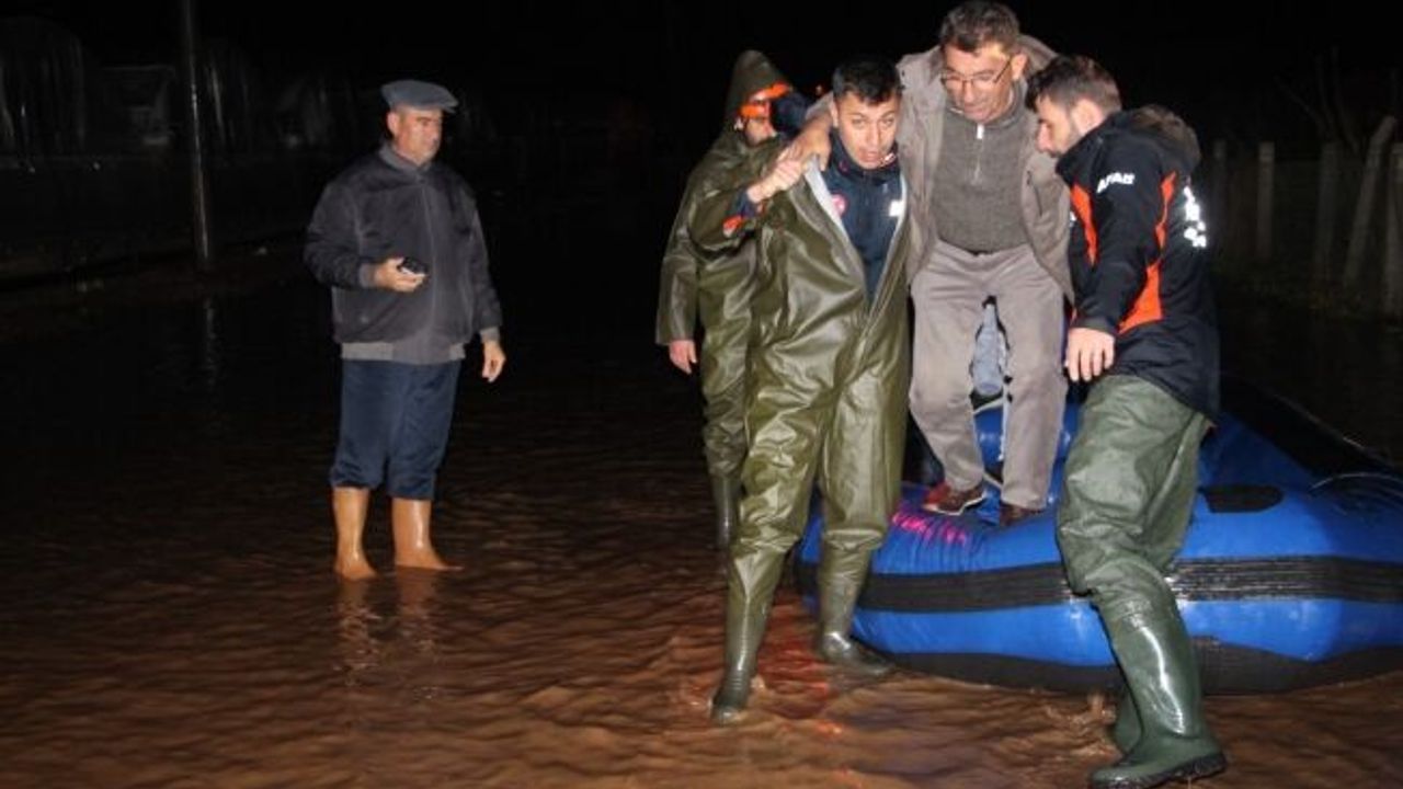 Seralarda çalışan tarım işçilerinin evlerini de su bastı