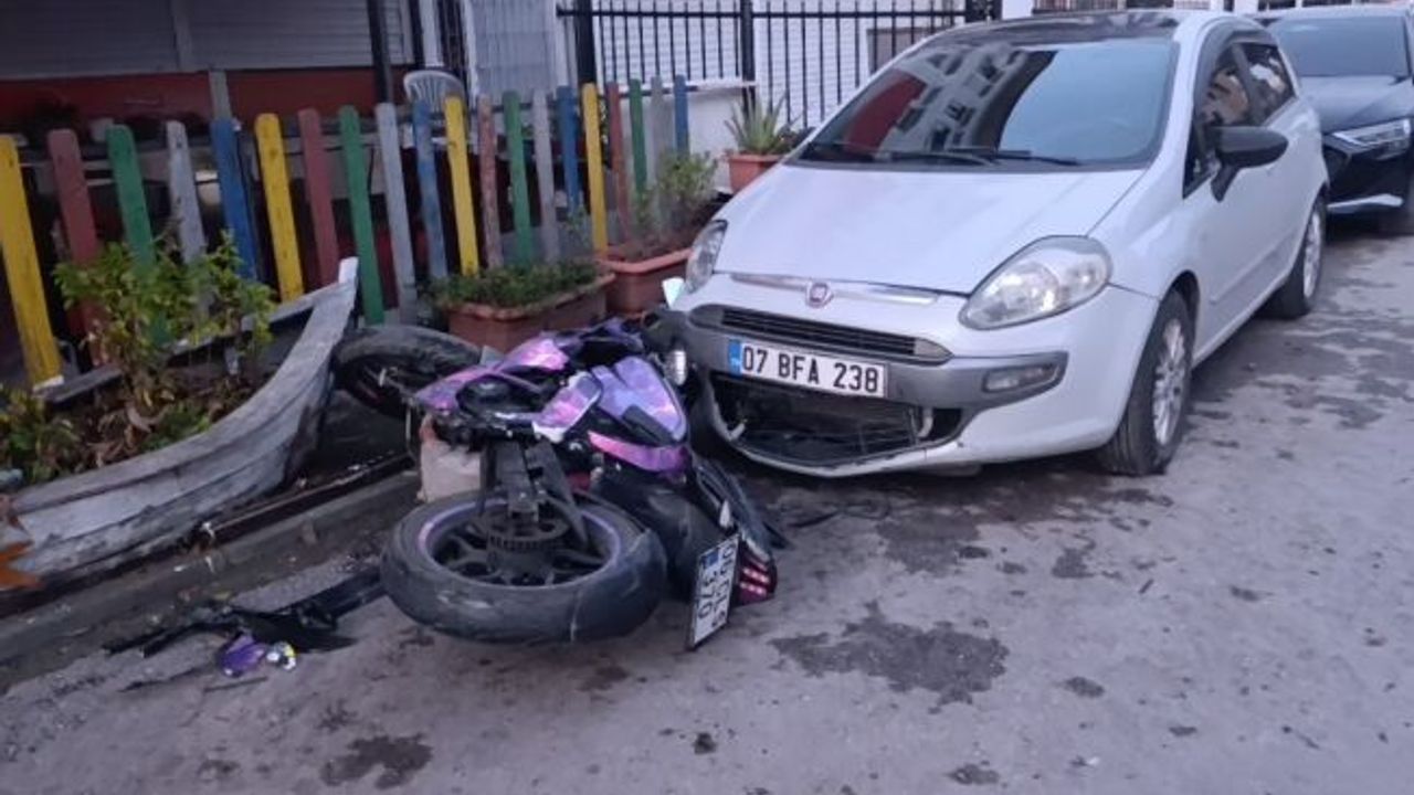 Tesla ile çarpışan motosikletteki 2 kişi metrelerce savruldu