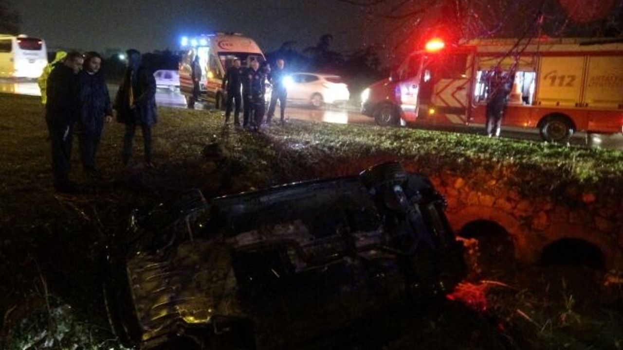 Yoldan çıkan lüks otomobil refüjdeki çukura düştü