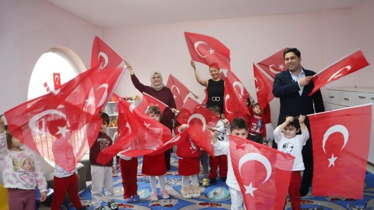 Aksu’da öğrencilere portakal suyu ve bayrak sürprizi