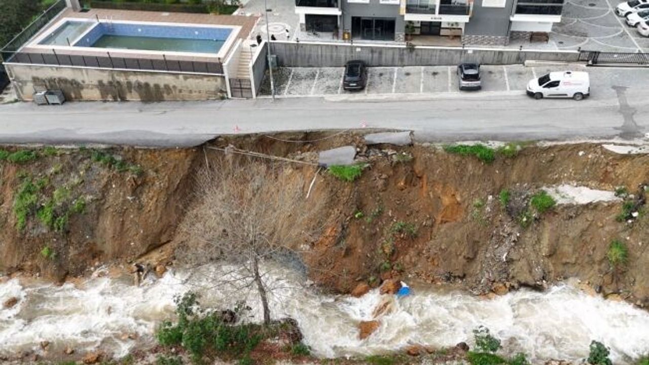 Alanya'da şiddetli yağış sonrası heyelan oluştu, yol çöktü
