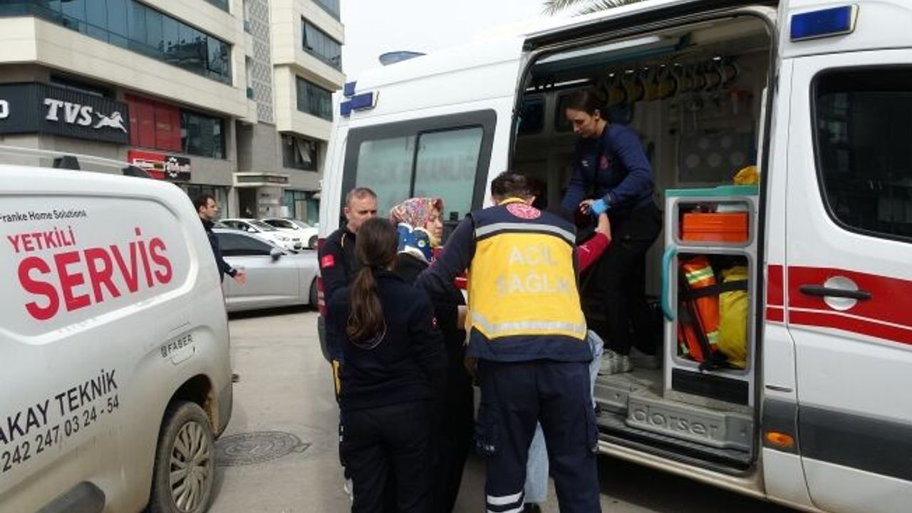  Antalya'da otomobil ile hafif ticari kavşakta çarpıştı: 3 yaralı