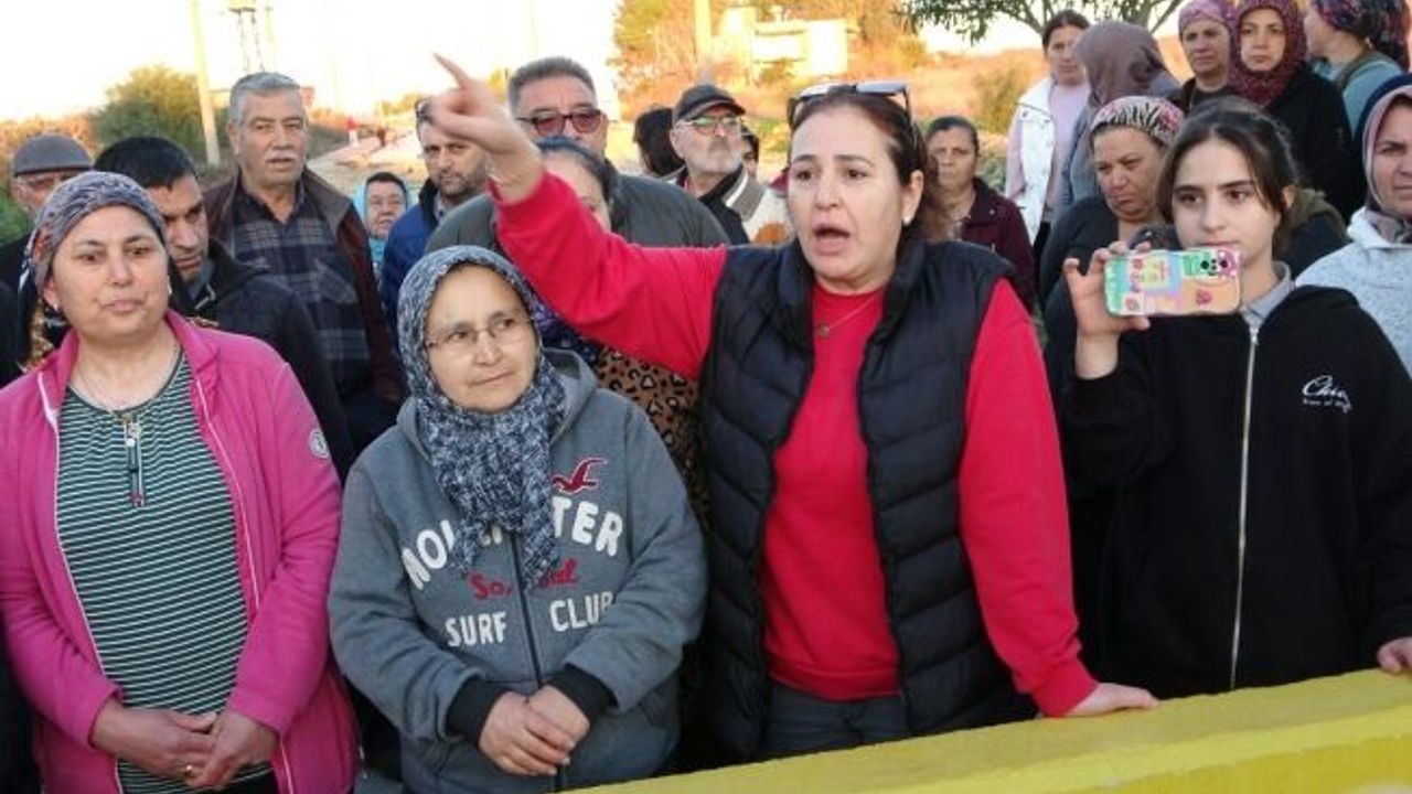Arazi sahiplerinin mahkeme kararıyla kapattırdığı yol mahalle sakinlerini isyan ettirdi