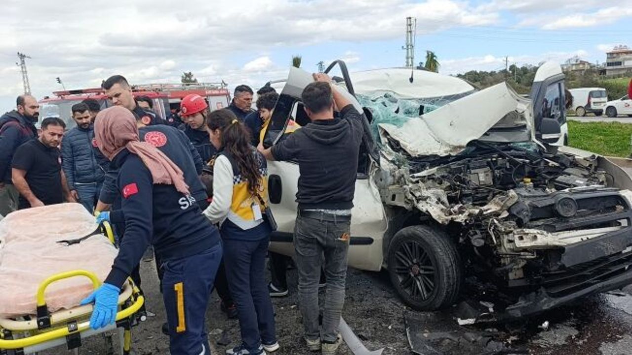 Hafif ticari aracın çarptığı midibüs devrildi: 7 yaralı