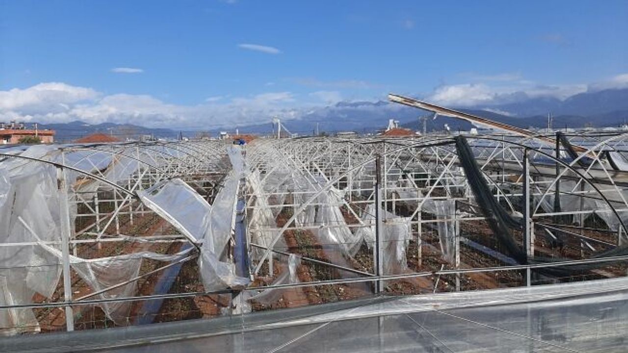 Kumluca'da hortum seraları parçaladı