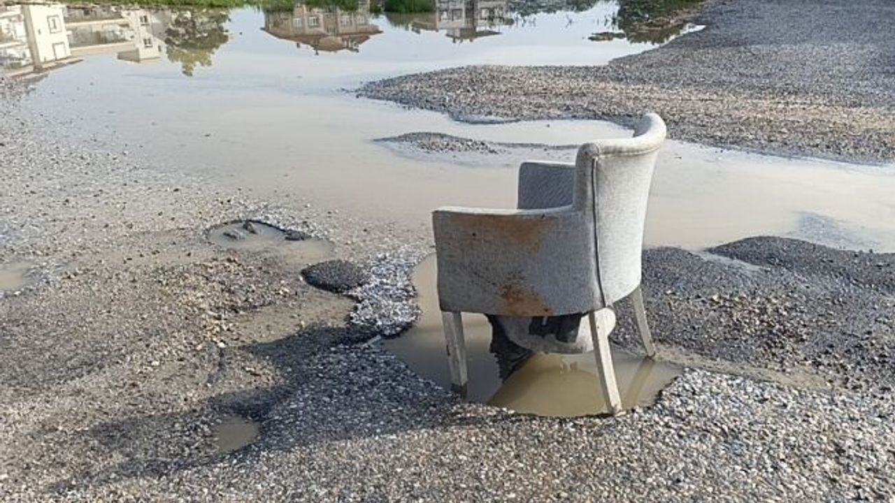  Yağışların sebep olduğu yoldaki çukura koltuklu önlem