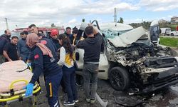 Hafif ticari aracın çarptığı midibüs devrildi: 7 yaralı