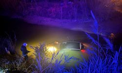 Seyir halindeki otomobil dereye uçtu!