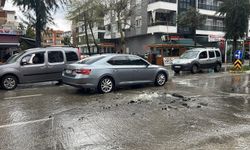 Kanalizasyon borusu patladı, sürücüler zor anlar yaşadı