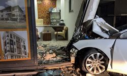 Otomobil iş yerine girdi!