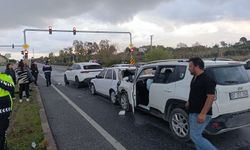 Kırmızı ışıkta bekleyen araçlara çarpıp kaçtI!
