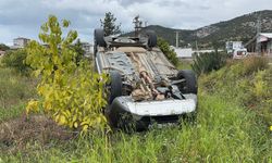 Hafif ticari araç takla attı!