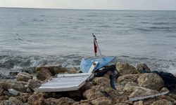 Kayalıklara çarpıp paramparça oldu!