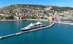 Alanya'ya Fransız bayraklı kruvaziyer demir attı