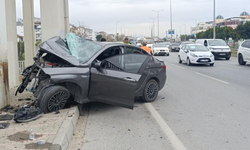 Feci kaza! Araç üst geçit ayağına çakıldı!