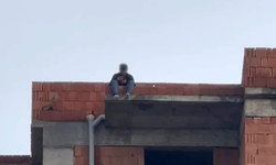 Aksu'da tartıştığı eşi telefonlara bakmıyor diye çatıya çıktı!