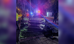 Antalya'da otomobil elektrik direğine çarptı!