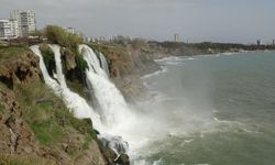 Dünyaca ünlü şelalede şaşırtan manzara!