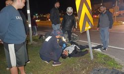 Çarpışma anı yürekleri ağza getirdi! Motosikletli acı içinde yerde kaldı