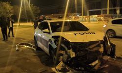 Polis otosuna çarpıp patlamış lastiklerle kaçtı!