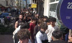 Antalya'da indirimli ikinci el giyim mağazası açılışı yoğun ilgi nedeniyle izdihama dönüştü