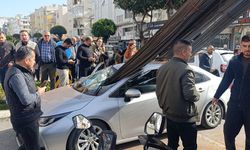 Kamyondaki demirler otomobile ok gibi saplandı!