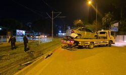 Antalya'da alkollü sürücü tramvay durağına daldı!