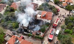 Gecekonduda çıkan yangın yan evi de sardı!