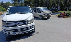 Minibüslerin çarpıştığı kazada sürücüler yaralandı