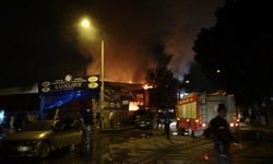 Alevlerin sardığı işyerindeki araçları kurtarmak için seferber oldular