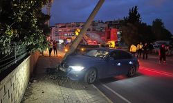 Aydınlatma direğine çarpan otomobilin sürücüsü yaralandı
