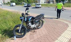 Seyir halindeyken motosikleti devrildi