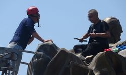 Anıtın tepesinde pes dedirten anlar kamerada!