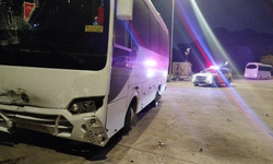 Serik'te midibüs ile çarpıştı!