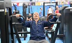 Spor tutkunu 86 yaşındaki 'süper dede', gençlere taş çıkartıyor