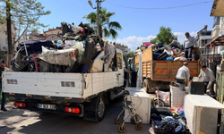 Belediye boşaltıyor, ev sahibi dolduruyor: 4 kamyon çöp daha çıktı!