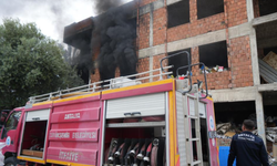 Mahalleyi ayağa kaldıran yangın: Metruk binadan yükselen alevler tedirgin etti!