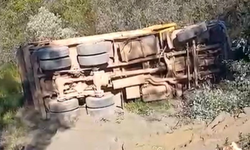 Alanya'da kamyon şarampole devrildi!