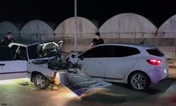 Antalya’da iki otomobil kafa kafaya çarpıştı: Feci kaza kamerada!