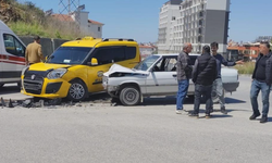 Manavgat'ta taksi ile otomobil çarpıştı!