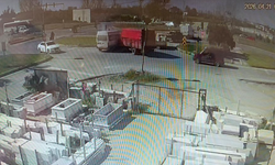 Kamyonun kamyonet ile çarpıştığı kaza kamerada