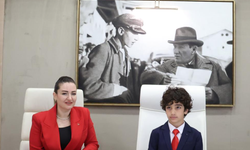 Başkan Vekili Özdemir, koltuğunu çocuk başkana devretti