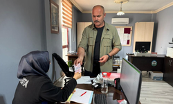 Başkan koruması bankamatikte bulduğu parayı zabıtaya teslim etti