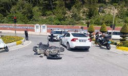 Motosiklet ile otomobil çarpıştı!