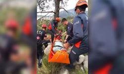 Zirve yolunda korku dolu anlar: Düşen dağcıya ekipler zamanla yarışarak ulaştı!